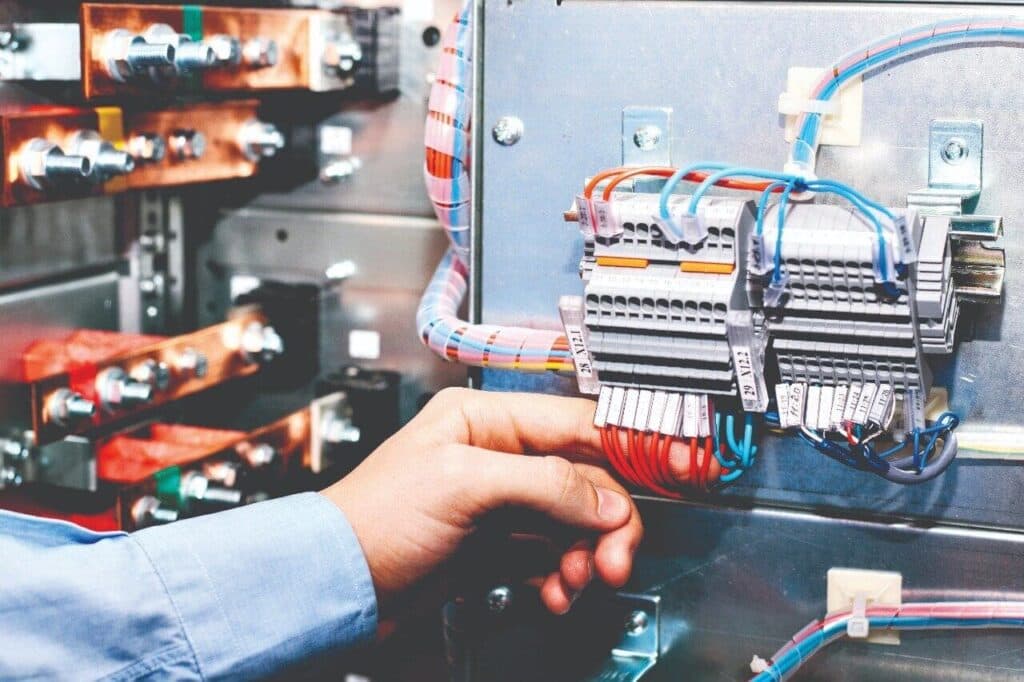 Die Rolle von Fachkräften bei der Prüfung ortsfester elektrischer Anlagen