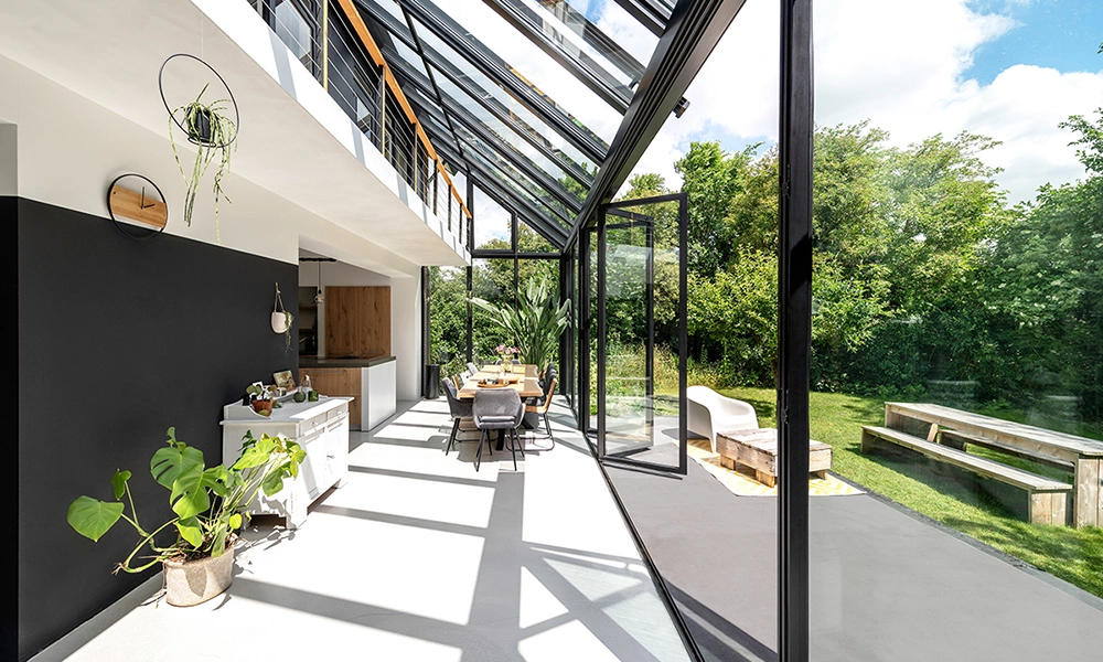 Wie eine Terrassenüberdachung aus Alu das Wohngefühl im Freien verbessert