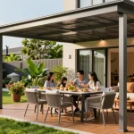 Moderne Terrassenüberdachungen bieten Schutz und Stil für Familienfeiern im Freien.